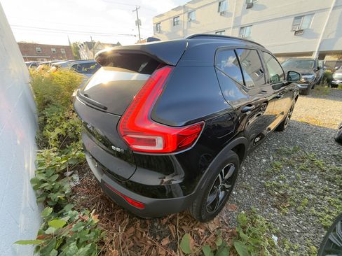 Certified 2023 Volvo XC40 B5 Plus w/ Climate Package image 5