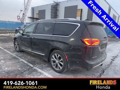 Used 2020 Chrysler Pacifica Limited w/ Tire & Wheel Group image 3