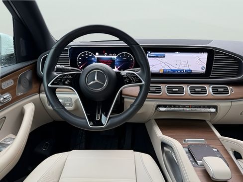 Used 2024 Mercedes-Benz GLS 450 4MATIC image 10