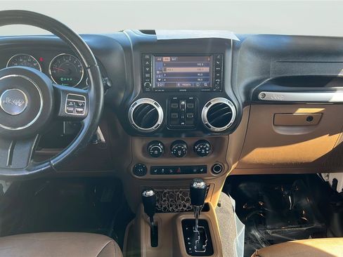 Used 2015 Jeep Wrangler Unlimited Rubicon image 9