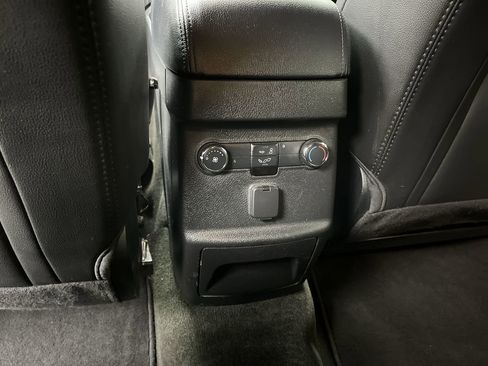 Used 2018 Ford Explorer XLT w/ Equipment Group 202A AWD/4WD image 13