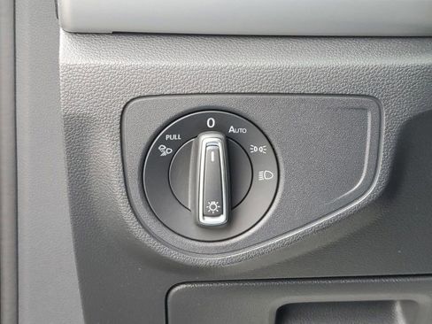 Used 2021 Volkswagen Atlas Cross Sport SE image 19