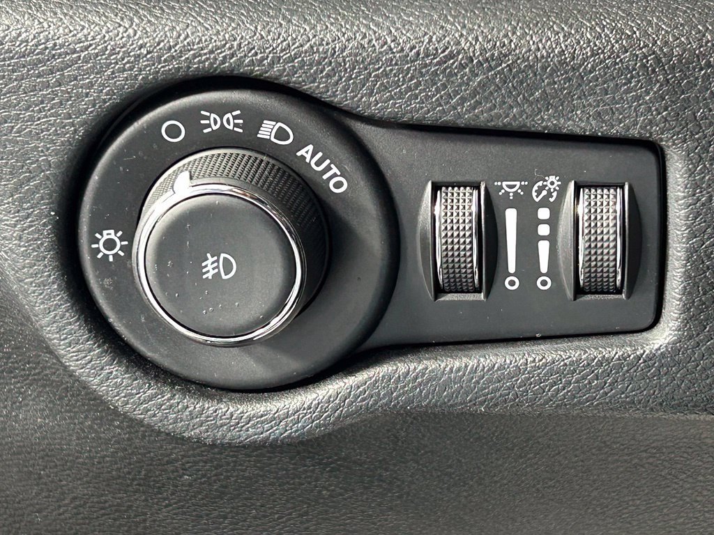 Used 2025 Chrysler Pacifica Limited FWD image 29