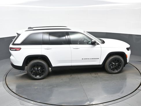 New 2026 Jeep Grand Cherokee Altitude image 23