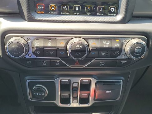 Used 2018 Jeep Wrangler Unlimited Sahara AWD/4WD image 21
