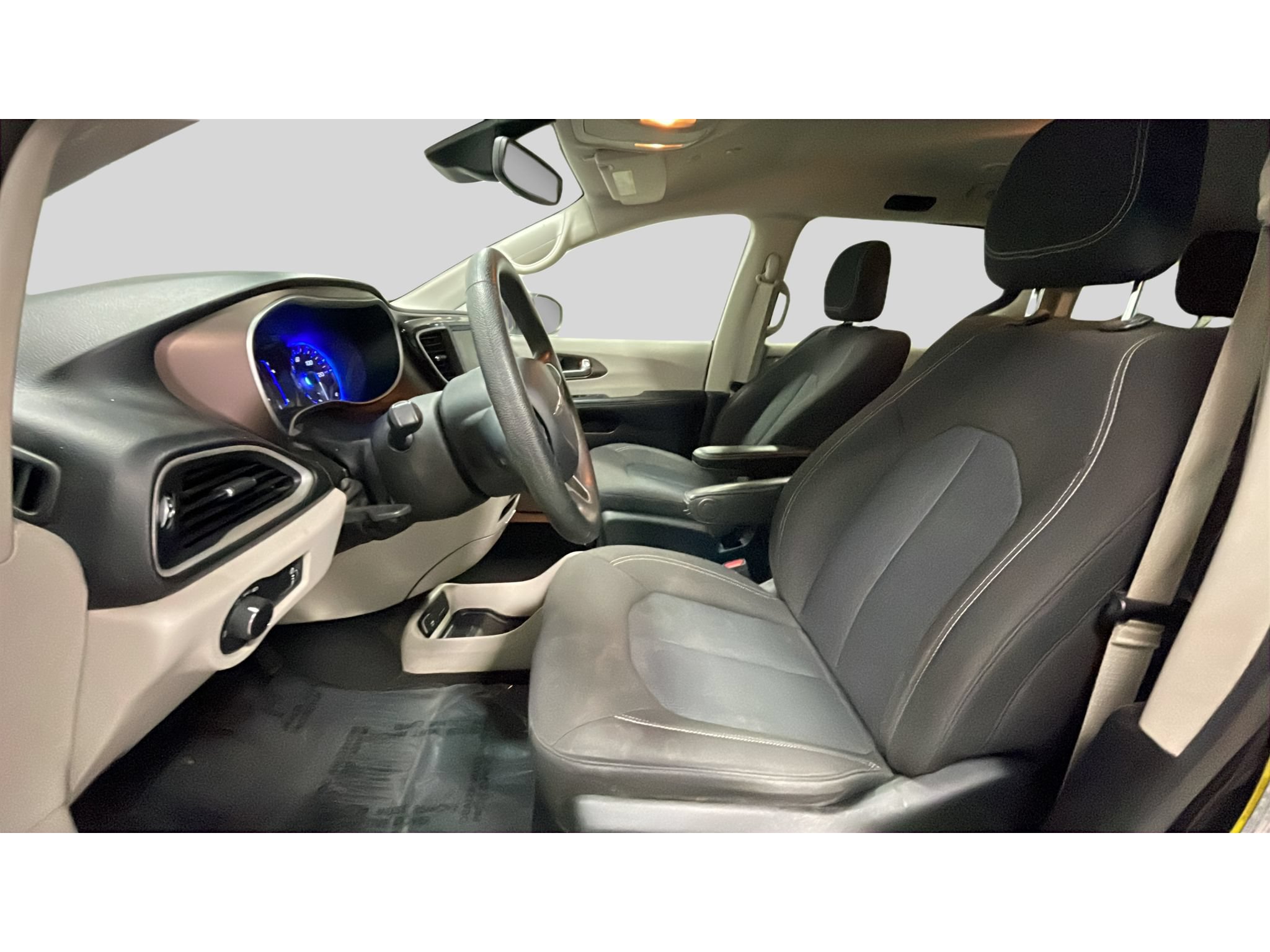 Used 2021 Chrysler Voyager L FWD image 13