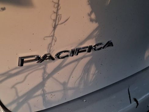 Used 2025 Chrysler Pacifica Select FWD image 9