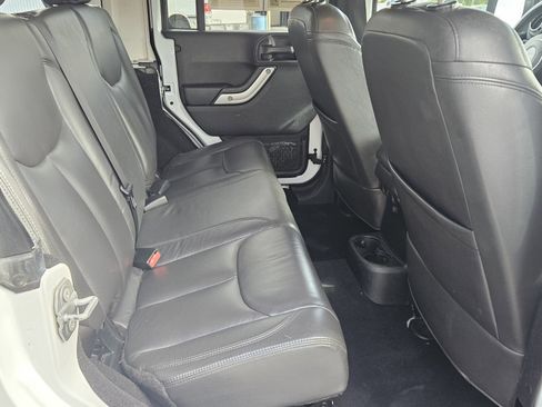 Used 2017 Jeep Wrangler Unlimited Rubicon w/ Connectivity Group image 10