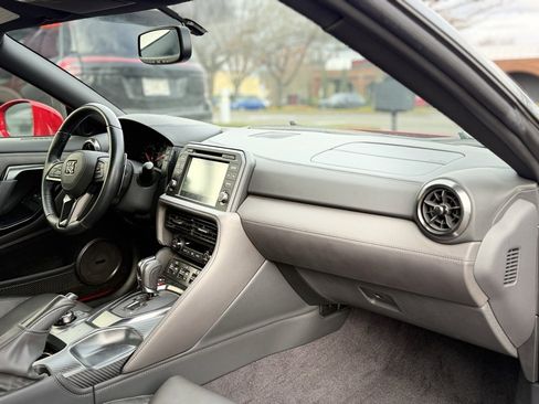 Used 2020 Nissan GT-R Premium w/ Premium Interior Package image 14