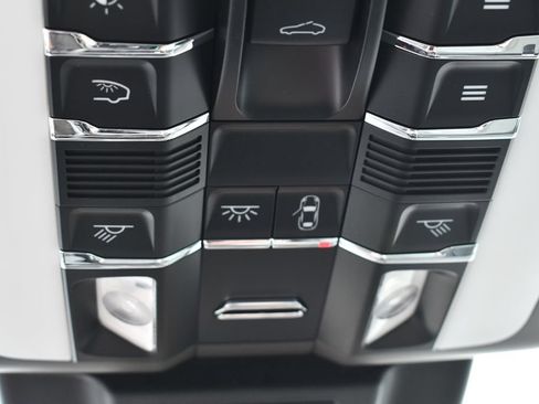 Used 2018 Porsche Macan GTS AWD/4WD image 38