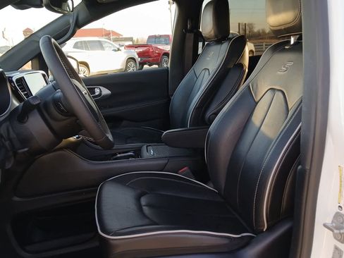 Used 2025 Chrysler Pacifica Limited image 18
