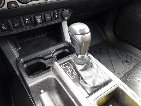 Used 2020 Toyota Tacoma Limited AWD/4WD image 27