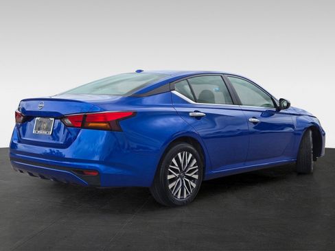 Used 2025 Nissan Altima 2.5 SV FWD image 4