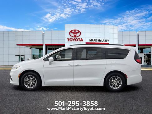 Used 2021 Chrysler Pacifica Touring FWD image 2