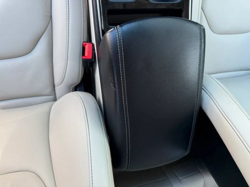 Used 2019 Ford Edge Titanium w/ Cold Weather Package AWD/4WD image 19
