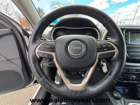 Used 2017 Jeep Cherokee Latitude w/ Cold Weather Group AWD/4WD image 9