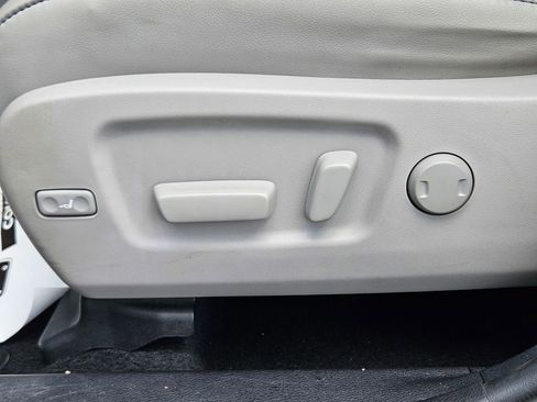 Used 2019 Toyota Highlander XLE FWD image 18