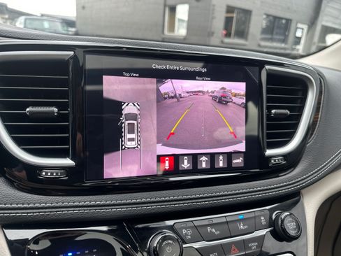 Used 2023 Chrysler Pacifica Limited w/ Uconnect Theater Family Group FWD image 33