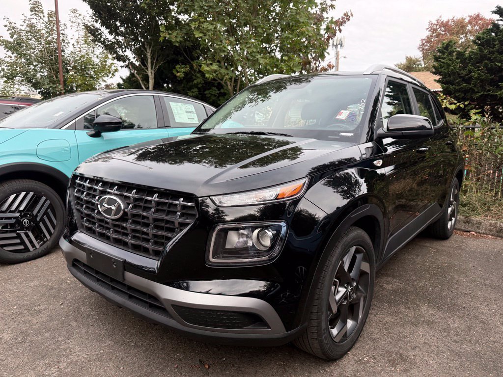 Used 2025 Hyundai Venue SEL FWD image 2