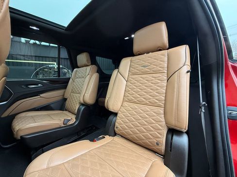 Used 2021 Cadillac Escalade Premium Luxury AWD/4WD image 16