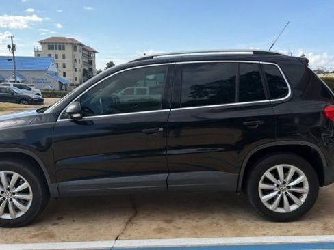 Used 2011 Volkswagen Tiguan SE image 2