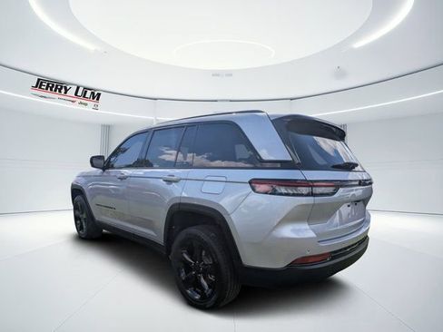 New 2025 Jeep Grand Cherokee Altitude image 5