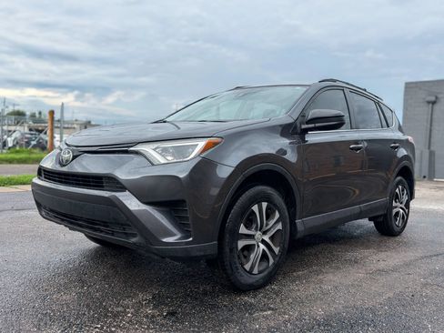 Used 2018 Toyota RAV4 LE FWD image 3