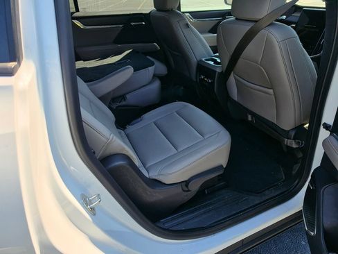 Used 2026 GMC Acadia Elevation w/ Elevation Premium Package FWD image 10