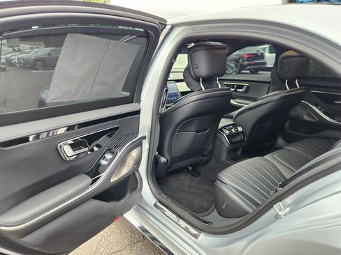Used 2022 Mercedes-Benz S 500 4MATIC w/ AMG Line Package image 42