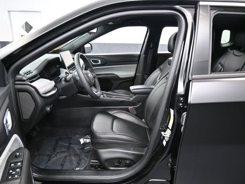 Used 2024 Jeep Compass Latitude image 11