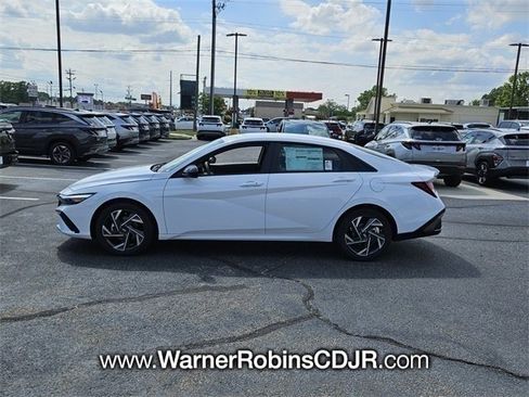 Used 2025 Hyundai Elantra Sport image 4