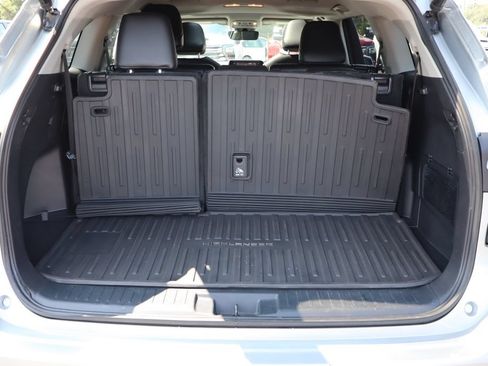 Used 2022 Toyota Highlander XLE AWD/4WD image 29
