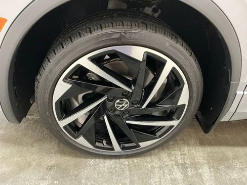 Used 2024 Volkswagen Tiguan SE R-Line image 10