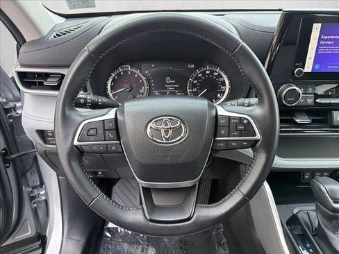 Used 2023 Toyota Highlander LE FWD image 14