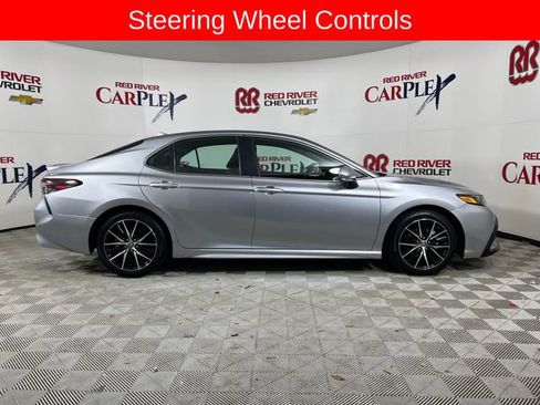 Used 2024 Toyota Camry SE image 9