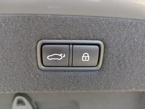 Used 2017 Genesis G90 3.3T Premium image 18