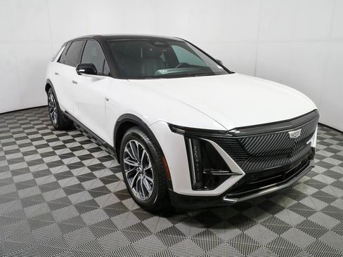 Used 2024 Cadillac Lyriq Luxury AWD/4WD image 2