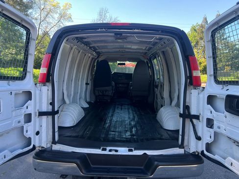 Used 2014 Chevrolet Express 2500 Van 3D image 9