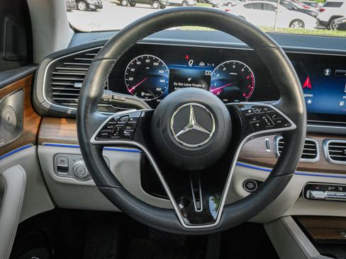 Used 2025 Mercedes-Benz GLS 450 4MATIC image 18