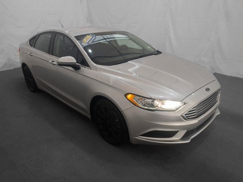 Used 2017 Ford Fusion SE w/ Fusion SE Technology Package image 10