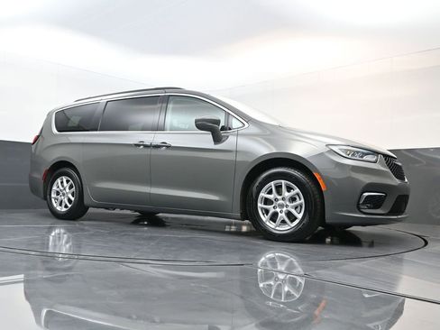 Used 2022 Chrysler Pacifica Touring-L image 26