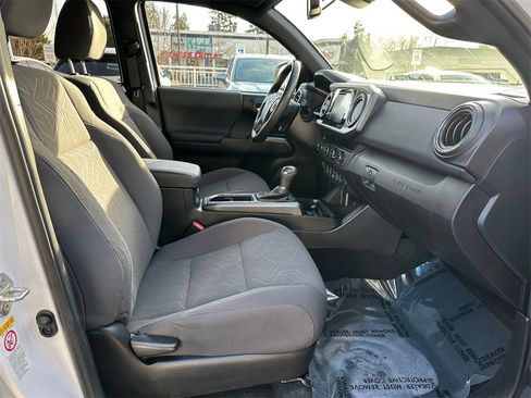Used 2018 Toyota Tacoma TRD Sport image 10