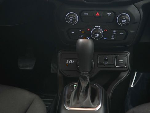 Used 2018 Jeep Renegade Latitude w/ Cold Weather Group AWD/4WD image 17