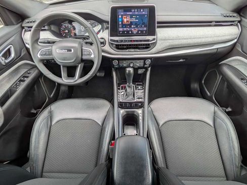 Used 2025 Jeep Compass Latitude image 19