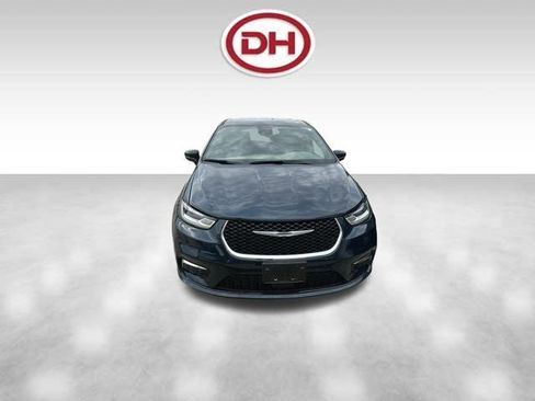 Used 2025 Chrysler Pacifica Select FWD image 2