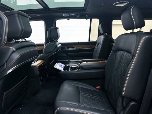 Used 2022 Jeep Grand Wagoneer Series III image 41