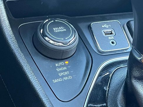 Used 2021 Jeep Cherokee Limited image 31