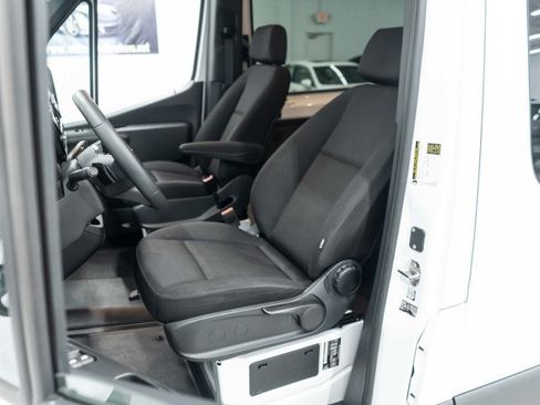 Used 2025 Mercedes-Benz Sprinter 2500 image 7
