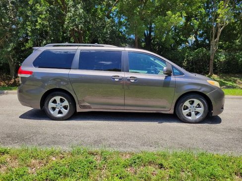 Used 2012 Toyota Sienna LE image 8