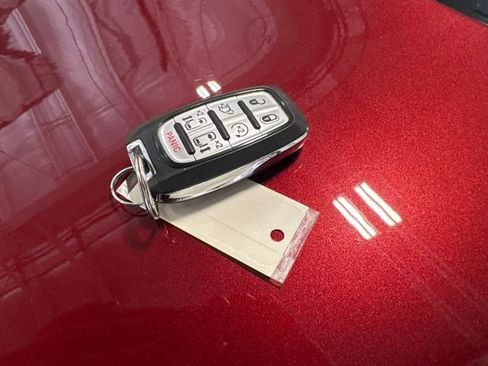 Used 2023 Chrysler Voyager LX FWD image 9